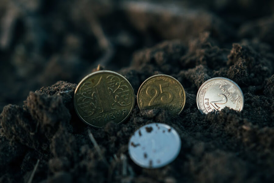 Монети на землі