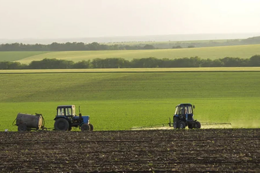 Трактор в полі